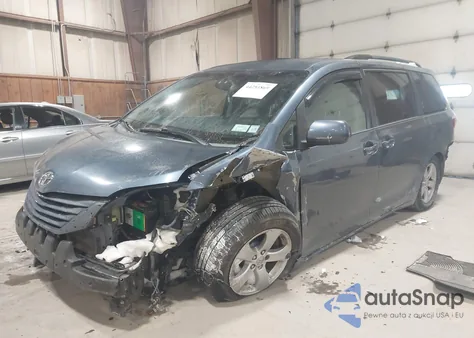 2015 Toyota Sienna Le 8 Passenger z USA, uszkodzony, nr VIN 5TDKK3DC4FS590380